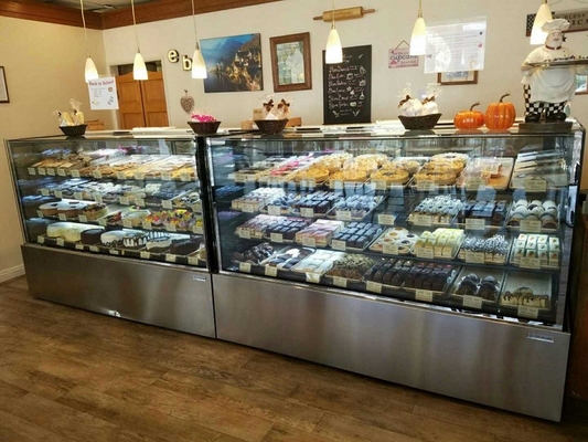 Le triple a glacé Front Glass Bakery Case Fridge antibrouillard avec le refroidissement aéré