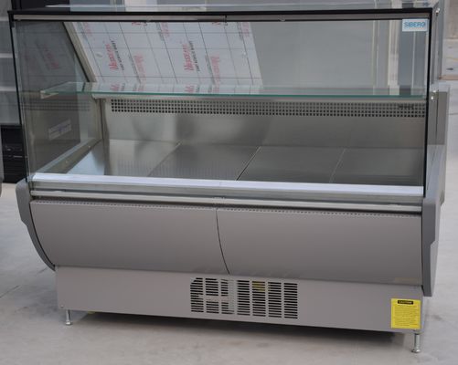 L'épicerie en verre droite montre le réfrigérateur avec la prise dans le compresseur